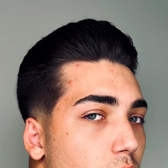 Pompadour με σβήσιμο στο The Barber Club