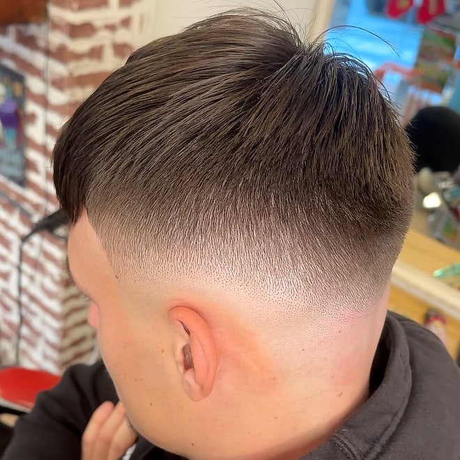 Skin fade με slicked-back στο The Barber Club