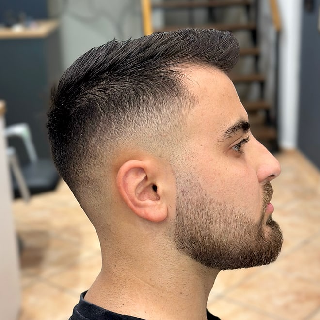 Σβήσιμο και περιποίηση γενιάδας στο The Barber Club